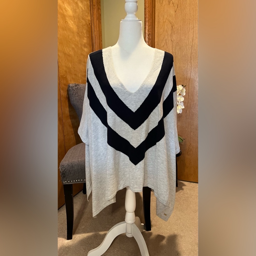 Tommy Hilfiger Women’s V-Neck Asymmetrical Poncho Asymmetrical Sweater Size M/L
